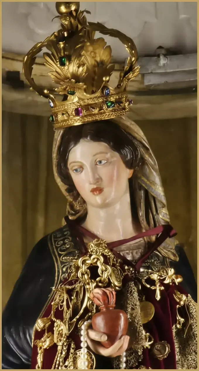 Fedeli raccolti in preghiera davanti alla statua della Madonna Miracolosa
