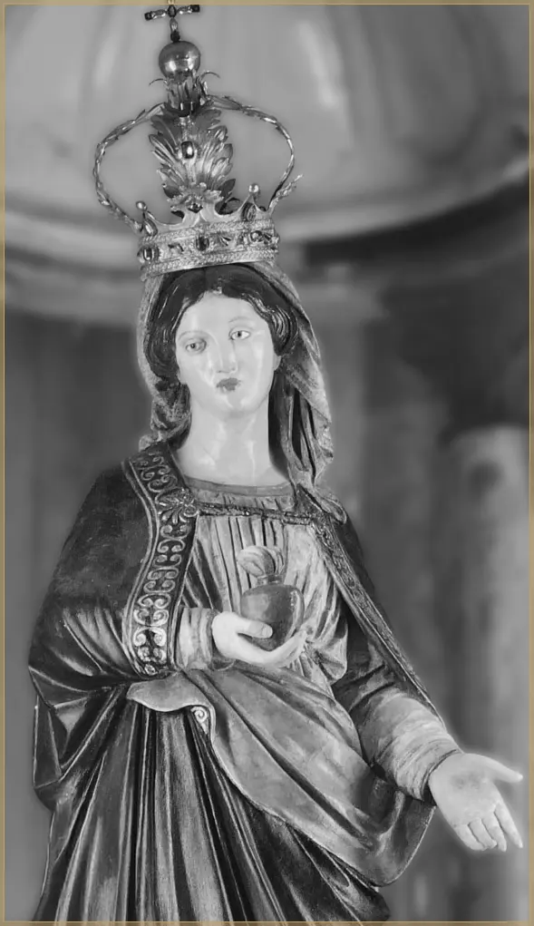 Mani che pregano con il rosario in basilica
